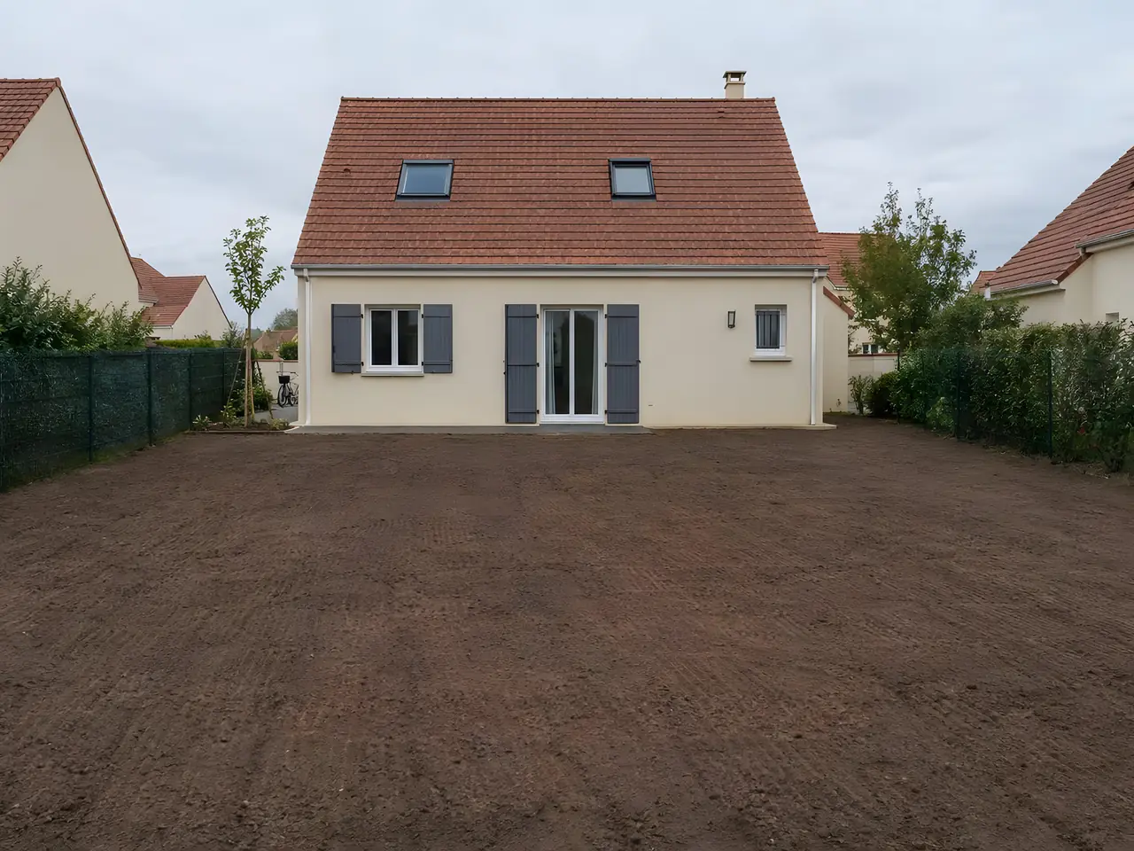 Le même jardin sans souches, terre remise à plat